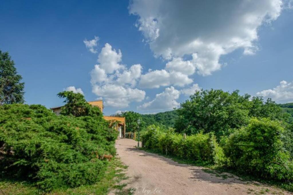 Вилла Gite Du Mont Plaisir Chouvigny Экстерьер фото