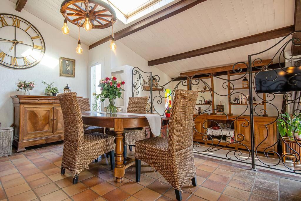 Вилла Gite Du Mont Plaisir Chouvigny Экстерьер фото