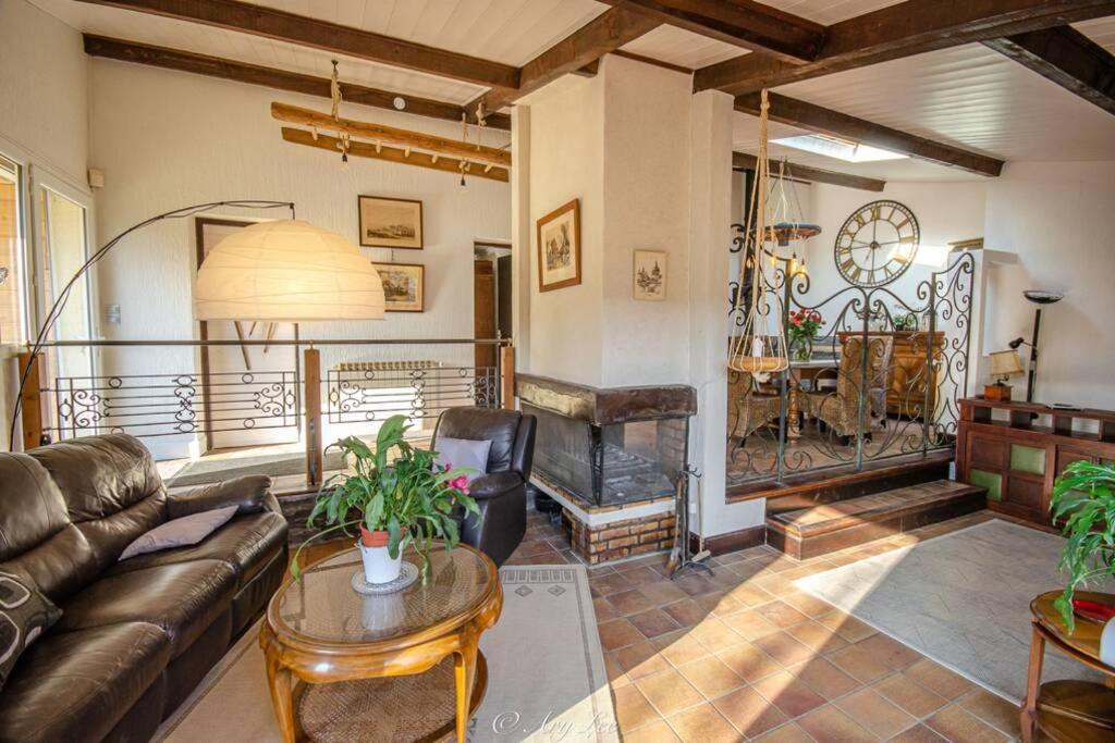 Вилла Gite Du Mont Plaisir Chouvigny Экстерьер фото